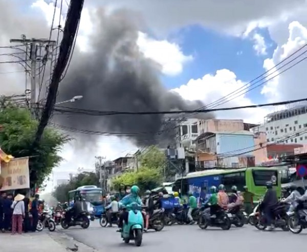 Cháy kho hàng đồ nhựa gần chợ truyền thống, tiểu thương hoảng loạn