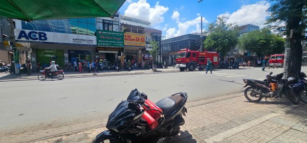Cháy kho hàng đồ nhựa gần chợ truyền thống, tiểu thương hoảng loạn