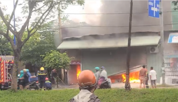 Cháy kho hàng trong mưa ở TP.HCM
