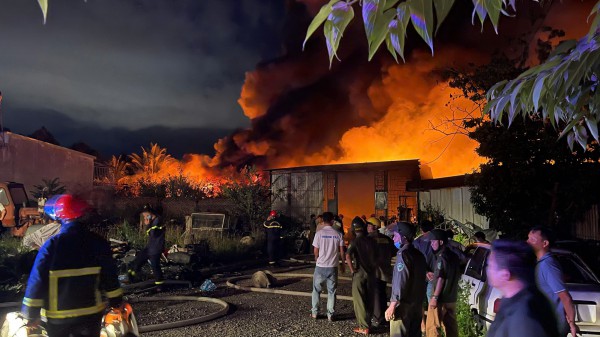 Cháy kho phế liệu, cột khói cao hàng chục mét Cháy kho phế liệu, cột khói cao hàng chục mét