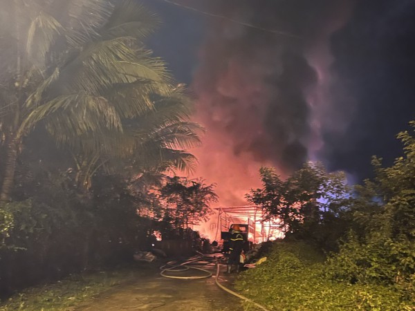 Cháy kho phế liệu, cột khói cao hàng chục mét Cháy kho phế liệu, cột khói cao hàng chục mét