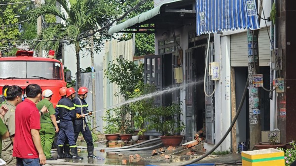 Cháy kho vải, người dân trong hẻm vội đưa ô tô ra ngoài