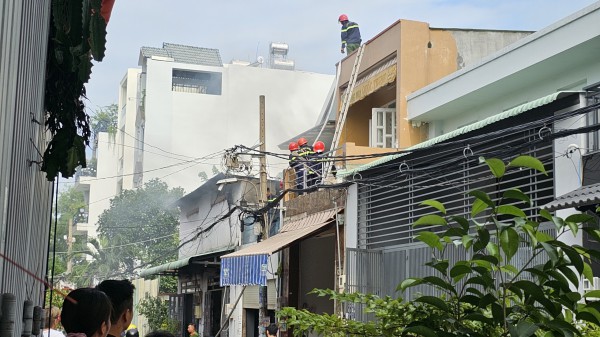 Cháy kho vải, người dân trong hẻm vội đưa ô tô ra ngoài