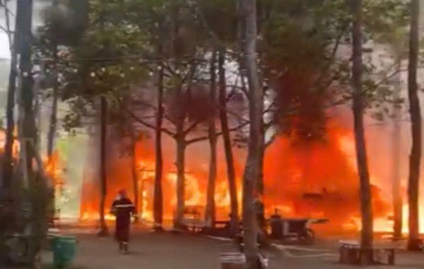 Cháy khu kinh tế đêm Măng Đen giữa rừng thông, thiêu rụi 4 ki ốt Cháy khu kinh tế đêm Măng Đen giữa rừng thông, thiêu rụi 4 ki ốt