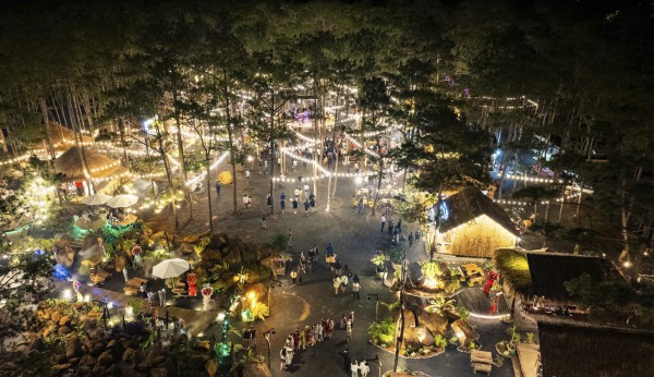 Cháy khu kinh tế đêm Măng Đen giữa rừng thông, thiêu rụi 4 ki ốt Cháy khu kinh tế đêm Măng Đen giữa rừng thông, thiêu rụi 4 ki ốt