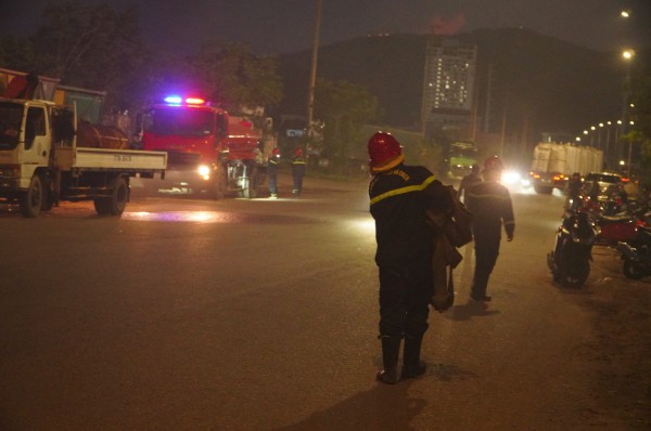 Cháy lớn bãi rác ở Quy Nhơn, khói dày đặc phủ kín đường Cháy lớn bãi rác ở Quy Nhơn, khói dày đặc phủ kín đường