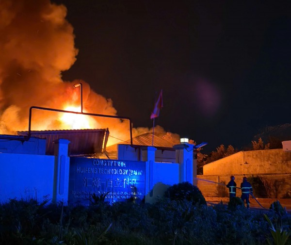 Cháy lớn công ty sơn ở TP.HCM, lửa bùng dữ dội kèm nhiều tiếng nổ