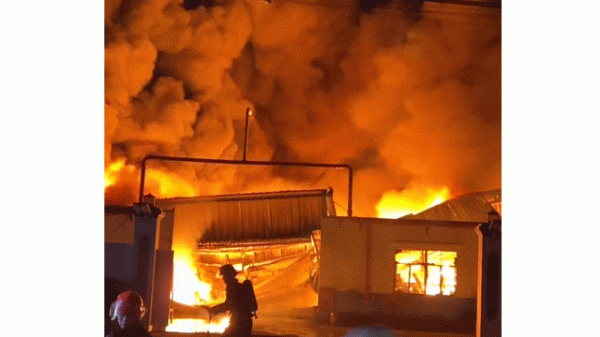 Cháy lớn công ty sơn ở TP.HCM, lửa bùng dữ dội kèm nhiều tiếng nổ