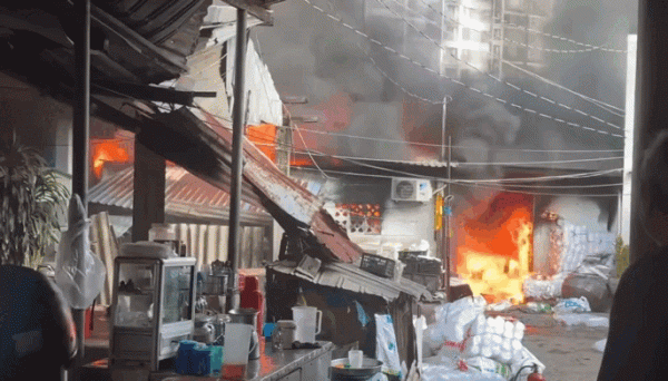 Cháy lớn dãy nhà dân cạnh chợ Bình Trưng, TP.HCM