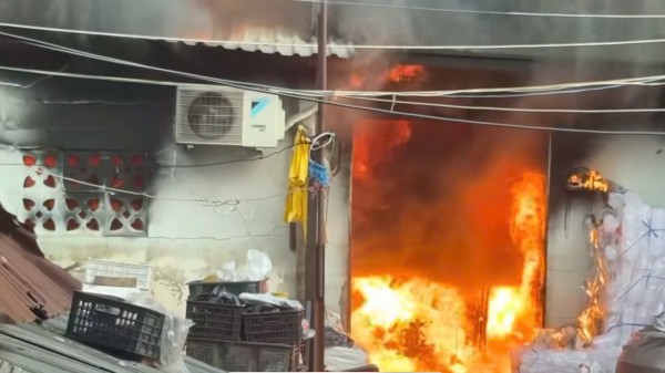 Cháy lớn dãy nhà dân cạnh chợ Bình Trưng, TP.HCM