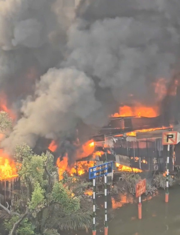 Cháy lớn dãy nhà dân cạnh chợ Bình Trưng, TP.HCM