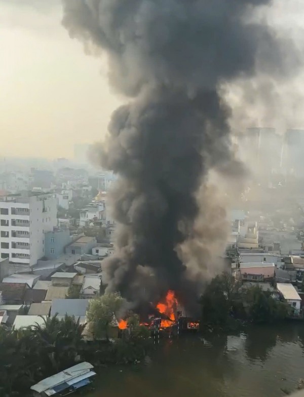 Cháy lớn dãy nhà dân cạnh chợ Bình Trưng, TP.HCM