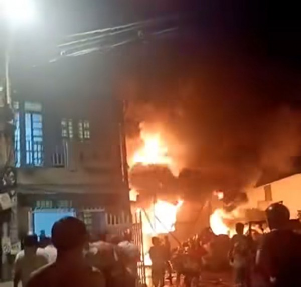 Cháy lớn kho phế liệu trong đêm, dân ôm đồ đạc tháo chạy Cháy lớn kho phế liệu trong đêm, dân ôm đồ đạc tháo chạy