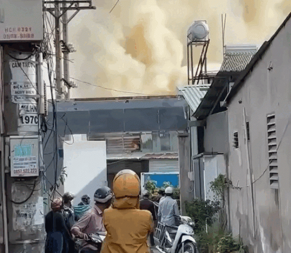 Cháy lớn kho thiết bị máy lạnh ô tô ở TP.HCM Cháy lớn kho thiết bị máy lạnh ô tô ở TP.HCM