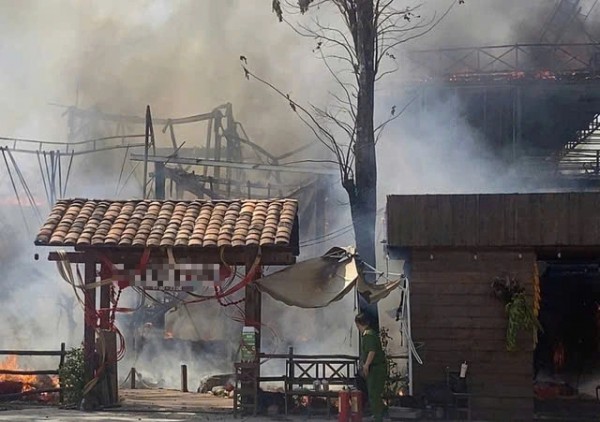 Cháy lớn quán cà phê nổi tiếng ở TP.HCM, lửa đỏ rực cả khu dân cư Cháy lớn quán cà phê nổi tiếng ở TP.HCM, lửa đỏ rực cả khu dân cư