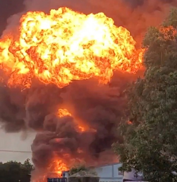 Cháy lớn tại công ty sản xuất sơn ở TP.HCM