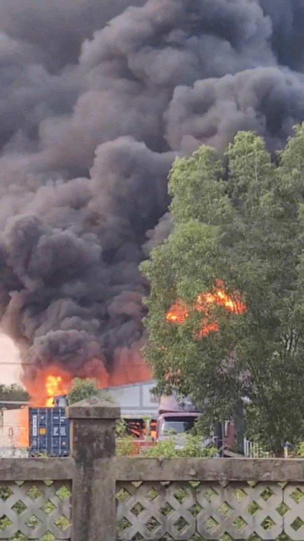 Cháy lớn tại công ty sản xuất sơn ở TP.HCM