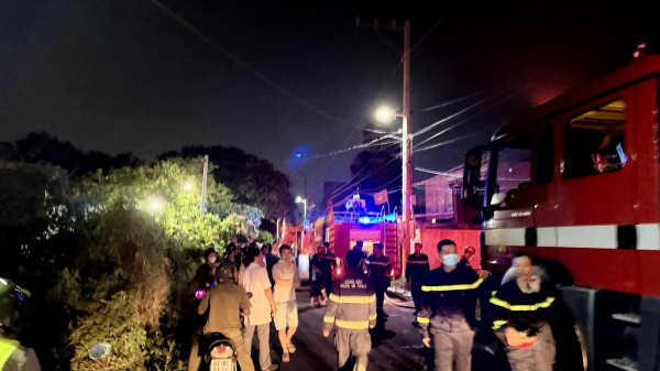 Cháy lớn tại công ty sản xuất sơn ở TP.HCM