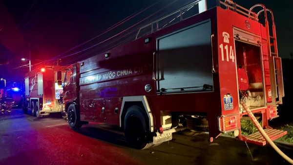 Cháy lớn tại công ty sản xuất sơn ở TP.HCM