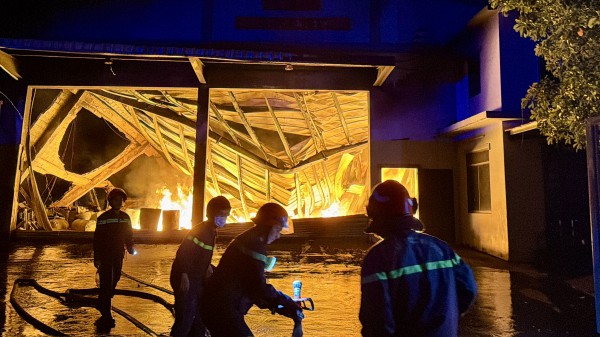 Cháy lớn tại công ty sản xuất sơn ở TP.HCM