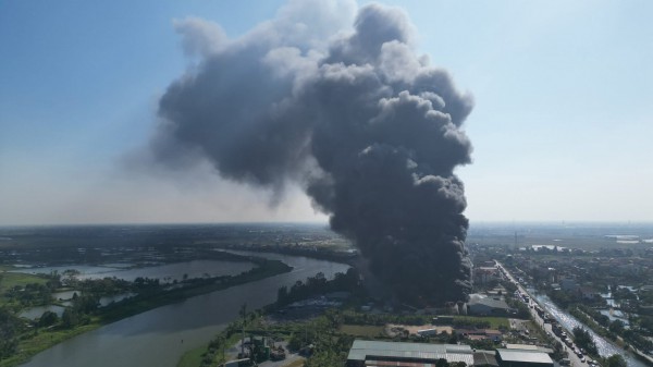 Cháy lớn tại xưởng sản xuất dép nhựa ở Hải Phòng Cháy lớn tại xưởng sản xuất dép nhựa ở Hải Phòng