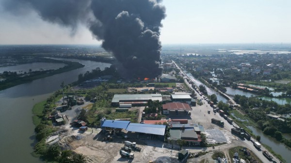 Cháy lớn tại xưởng sản xuất dép nhựa ở Hải Phòng Cháy lớn tại xưởng sản xuất dép nhựa ở Hải Phòng