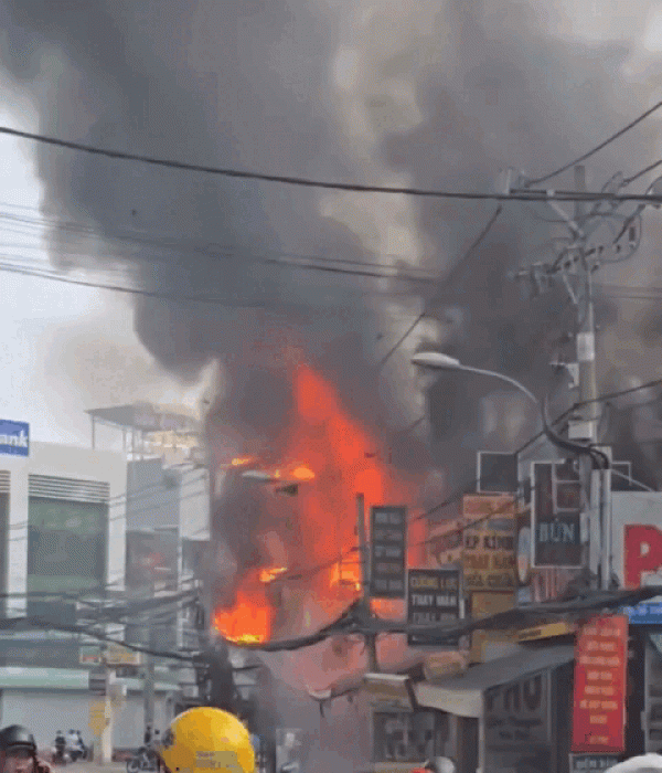 Cháy lớn thiêu rụi 3 cửa hàng ở TP.HCM