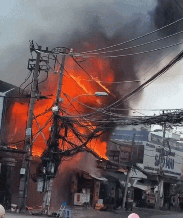 Cháy lớn thiêu rụi 3 cửa hàng ở TP.HCM
