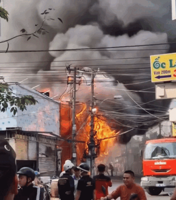 Cháy lớn thiêu rụi 3 cửa hàng ở TP.HCM