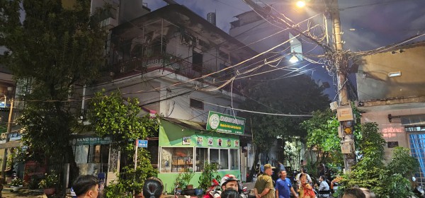 Cháy nhà 3 tầng lửa đỏ rực, khu dân cư nháo nhào