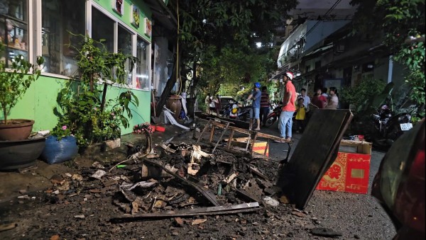 Cháy nhà 3 tầng lửa đỏ rực, khu dân cư nháo nhào