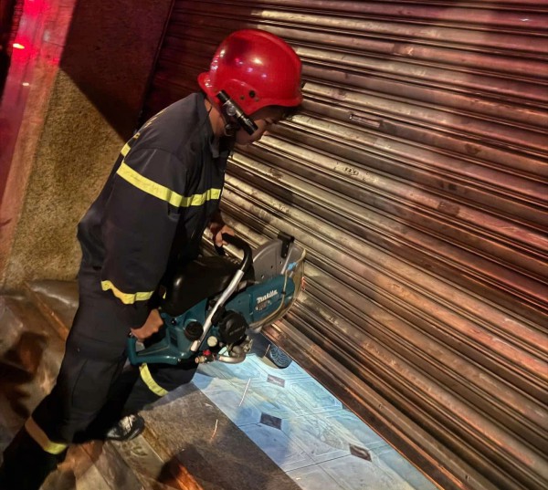 Cháy nhà 6 tầng ở TP.HCM, cảnh sát cứu 2 người mắc kẹt