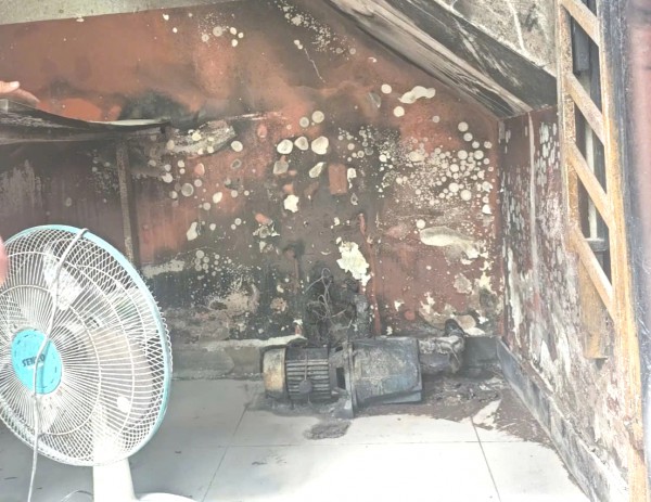 Cháy nhà, cả xóm hỗ trợ phá cửa giải cứu hai mẹ con kẹt trong đám cháy Cháy nhà, cả xóm hỗ trợ phá cửa giải cứu hai mẹ con kẹt trong đám cháy