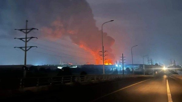 Cháy nhà máy trong KCN, 100 cảnh sát 'chiến đấu' suốt 5 giờ mới dập tắt