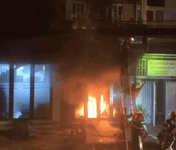 Cháy nhà ở TP.HCM, cảnh sát lao vào lửa dữ cứu 4 người dân thoát nạn