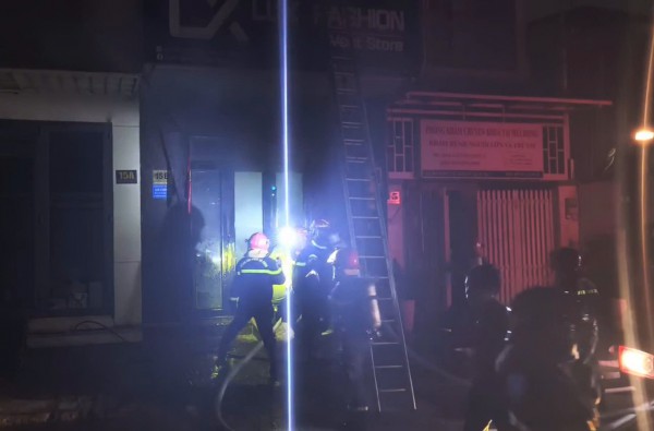 Cháy nhà ở TP.HCM, cảnh sát lao vào lửa dữ cứu 4 người dân thoát nạn