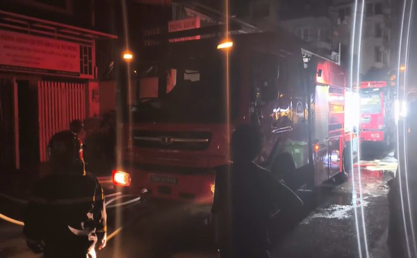 Cháy nhà ở TP.HCM, cảnh sát lao vào lửa dữ cứu 4 người dân thoát nạn