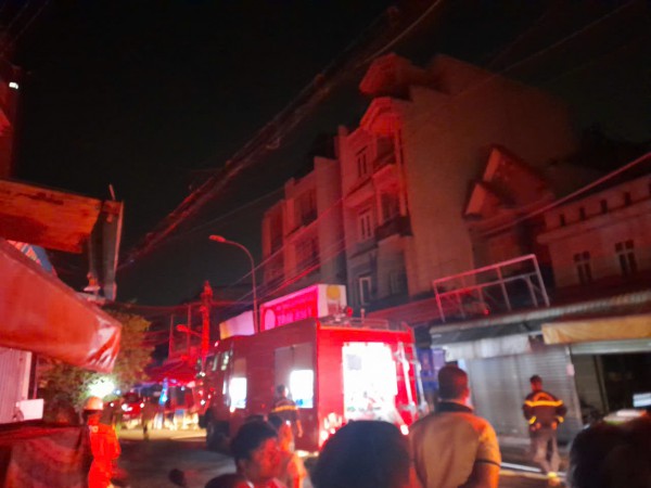 Cháy nhà trọ tại TP.HCM, 2 người chết: Khoảnh khắc sinh tử thả bé gái từ lầu cao xuống