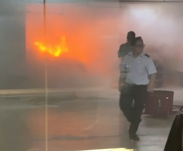 Cháy ô tô trong hầm giữ xe trung tâm thương mại Takashimaya ở TP.HCM Cháy ô tô trong hầm giữ xe trung tâm thương mại Takashimaya ở TP.HCM