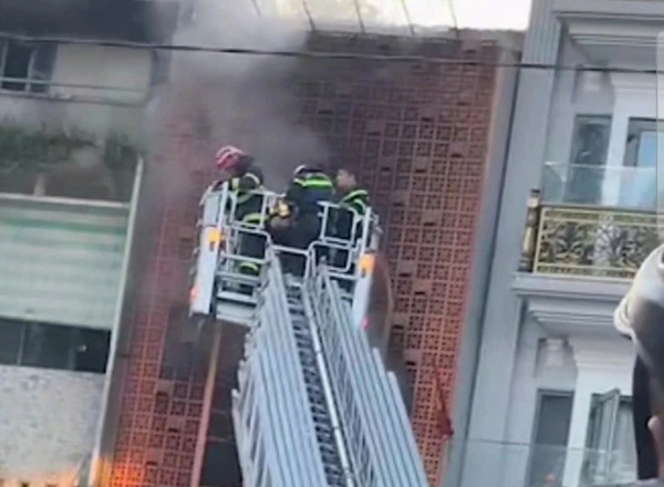 Cháy quán ăn ở trung tâm TP.HCM lúc rạng sáng, một số người bị ngạt khói