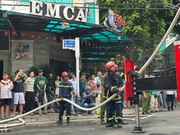 Cháy quán karaoke cao tầng ở Đà Nẵng, khói bốc cao giữa khu dân cư Cháy quán karaoke cao tầng ở Đà Nẵng, khói bốc cao giữa khu dân cư