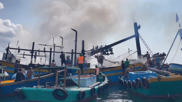 Cháy tàu cá trên biển Phan Thiết, cột khói bốc cao