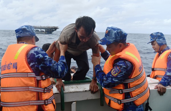 Cháy tàu giữa Trường Sa: Cảnh sát biển tiếp nhận, ứng cứu 52 ngư dân Đà Nẵng