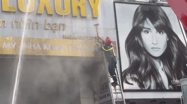 Cháy thẩm mỹ viện ở TP.HCM: 20 người thoát nạn, 1 ô tô hư hỏng