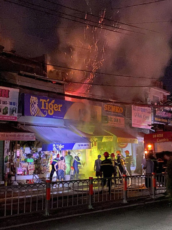 Cháy tiệm tạp hóa lúc rạng sáng ở TP.HCM, người dân tháo chạy thoát thân Cháy tiệm tạp hóa lúc rạng sáng ở TP.HCM, người dân tháo chạy thoát thân