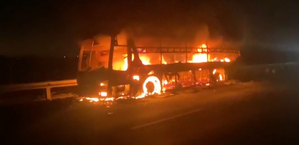 Cháy xe giường nằm trên cao tốc TP.HCM - Trung Lương