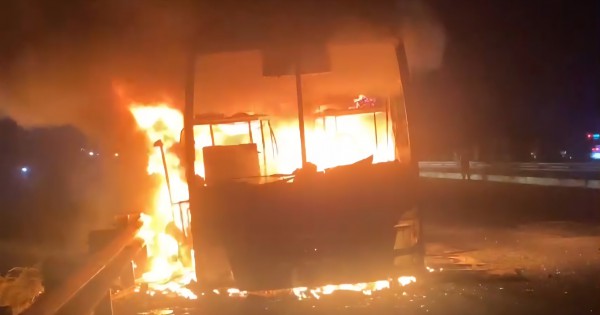 Cháy xe giường nằm trên cao tốc TP.HCM - Trung Lương