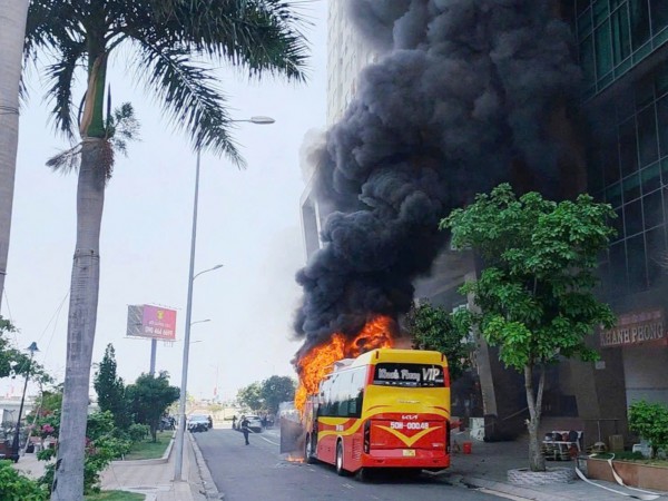 Cháy xe khách giữa trung tâm Nha Trang, cột khói đen bốc cao hàng chục mét