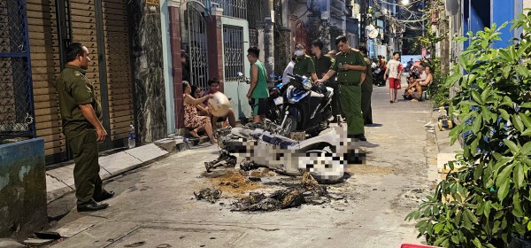 Cháy xe máy điện, nhiều người leo ban công qua nhà hàng xóm thoát thân