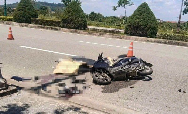 Chạy xe máy tông vào trụ đèn chiếu sáng, 2 thanh niên tử vong